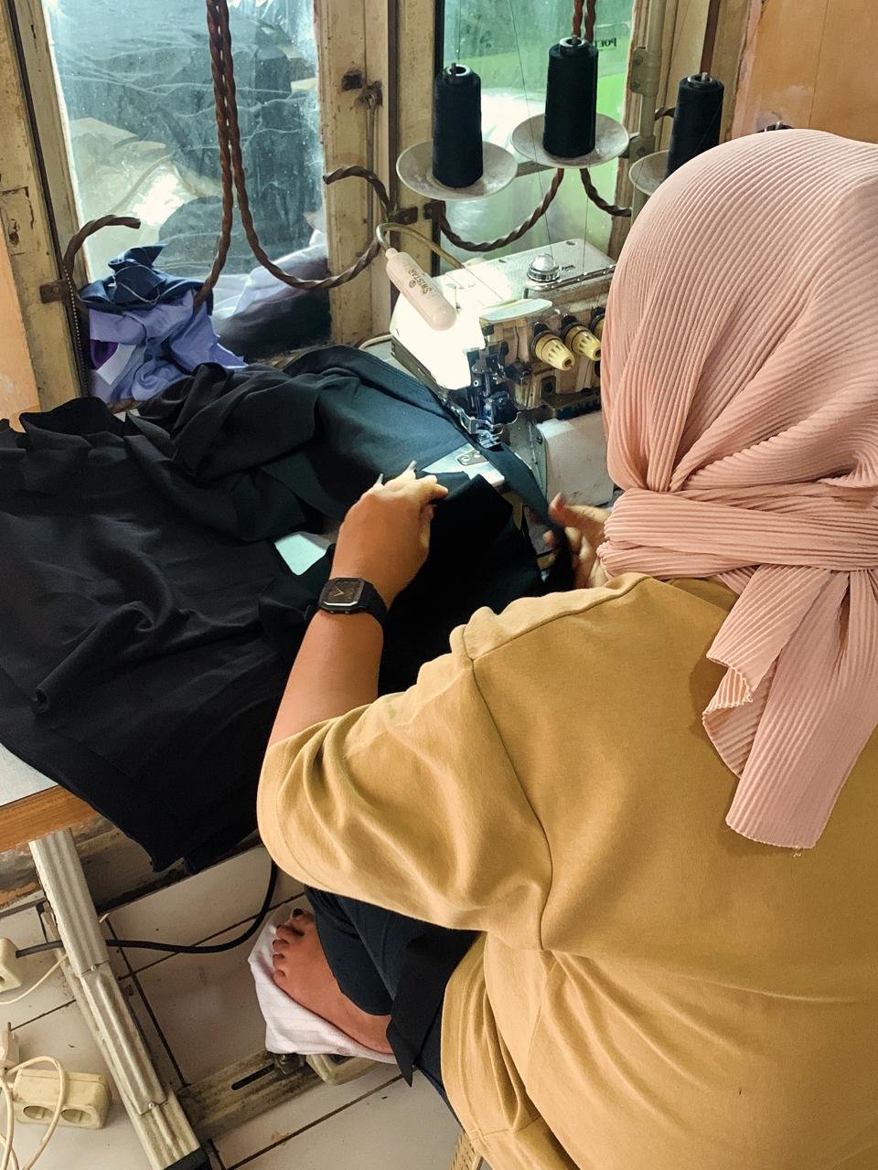 Proses jahit pakaian di workshop Rumah Kaos Indonesia