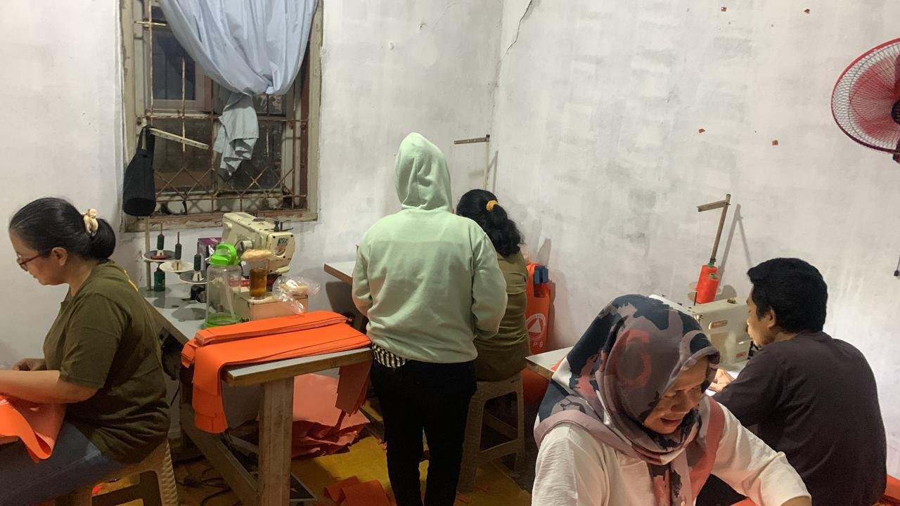 Proses produksi pakaian di workshop Rumah Kaos Indonesia
