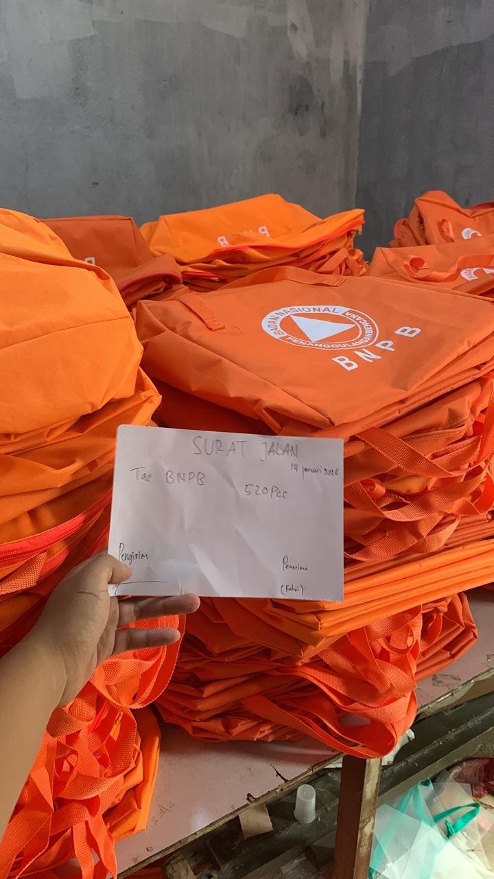 Tumpukan Kaos Oranye Sablon