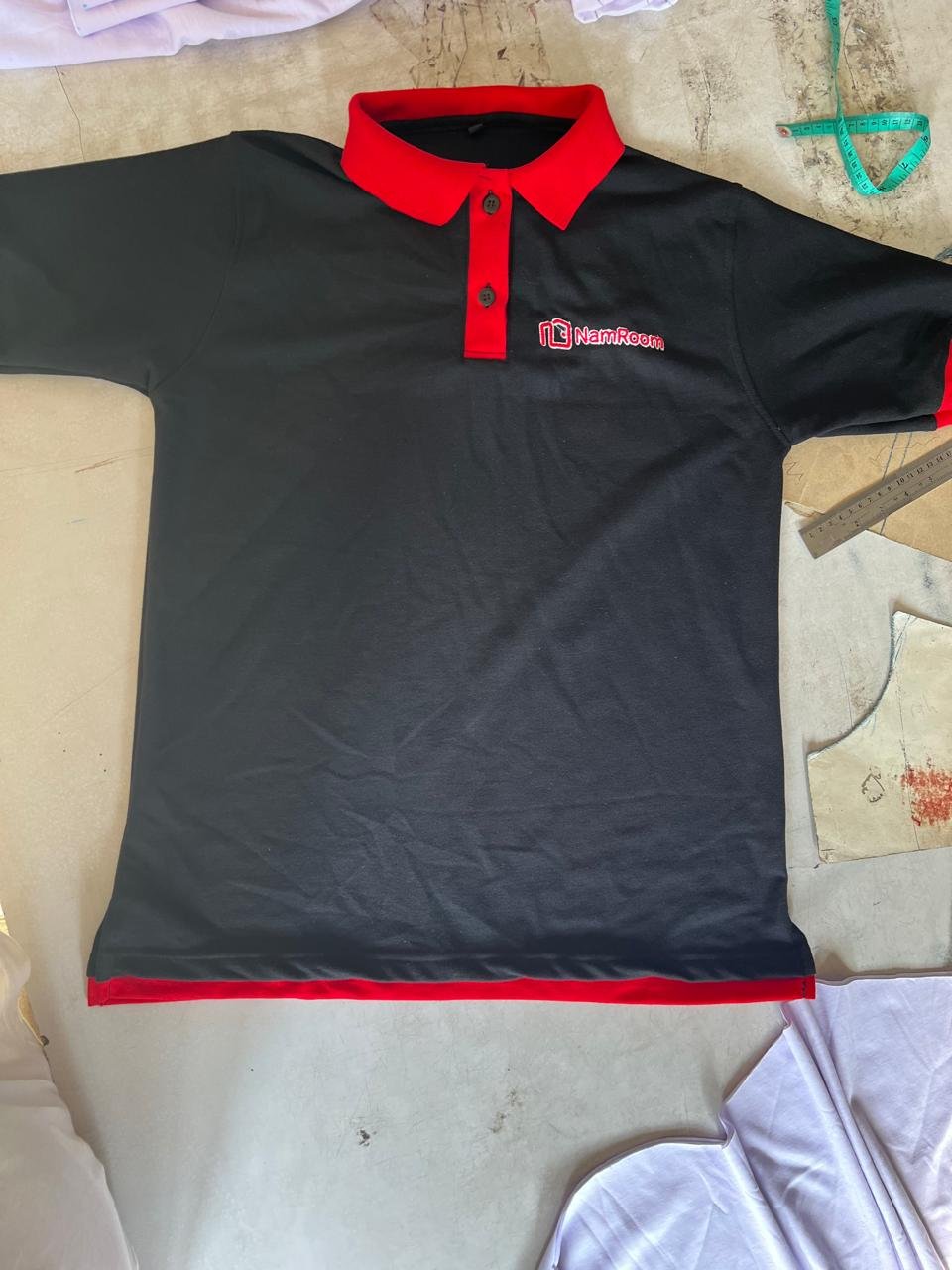 Polo Hitam Merah